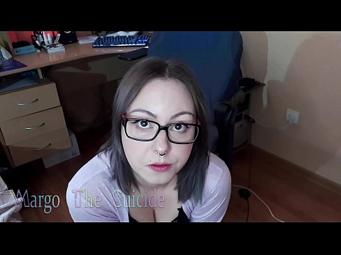 ❤️ 性感的眼镜女孩在镜头前深深地吸吮假阳具 自制毛片❌️❤